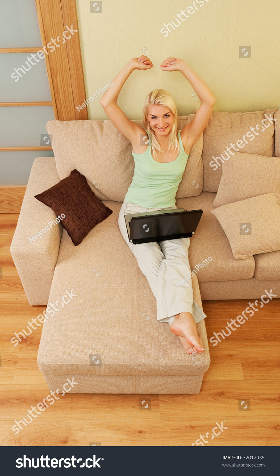 Девушка сидит на краю дивана