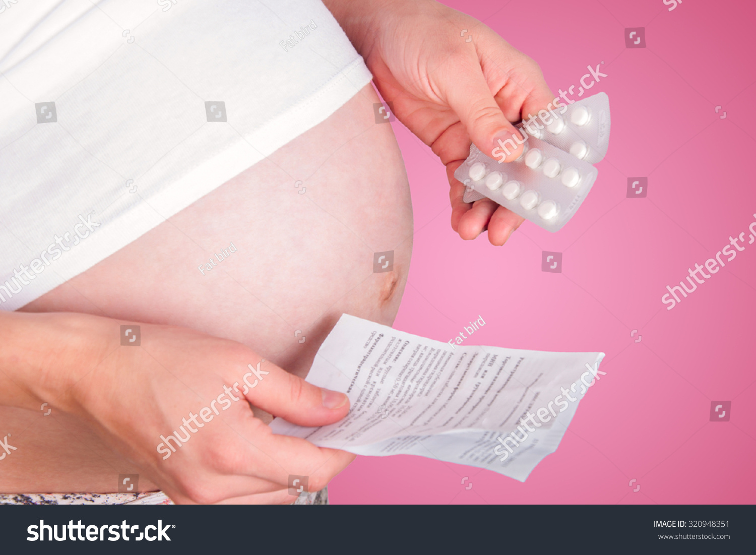 Беременная с таблетками