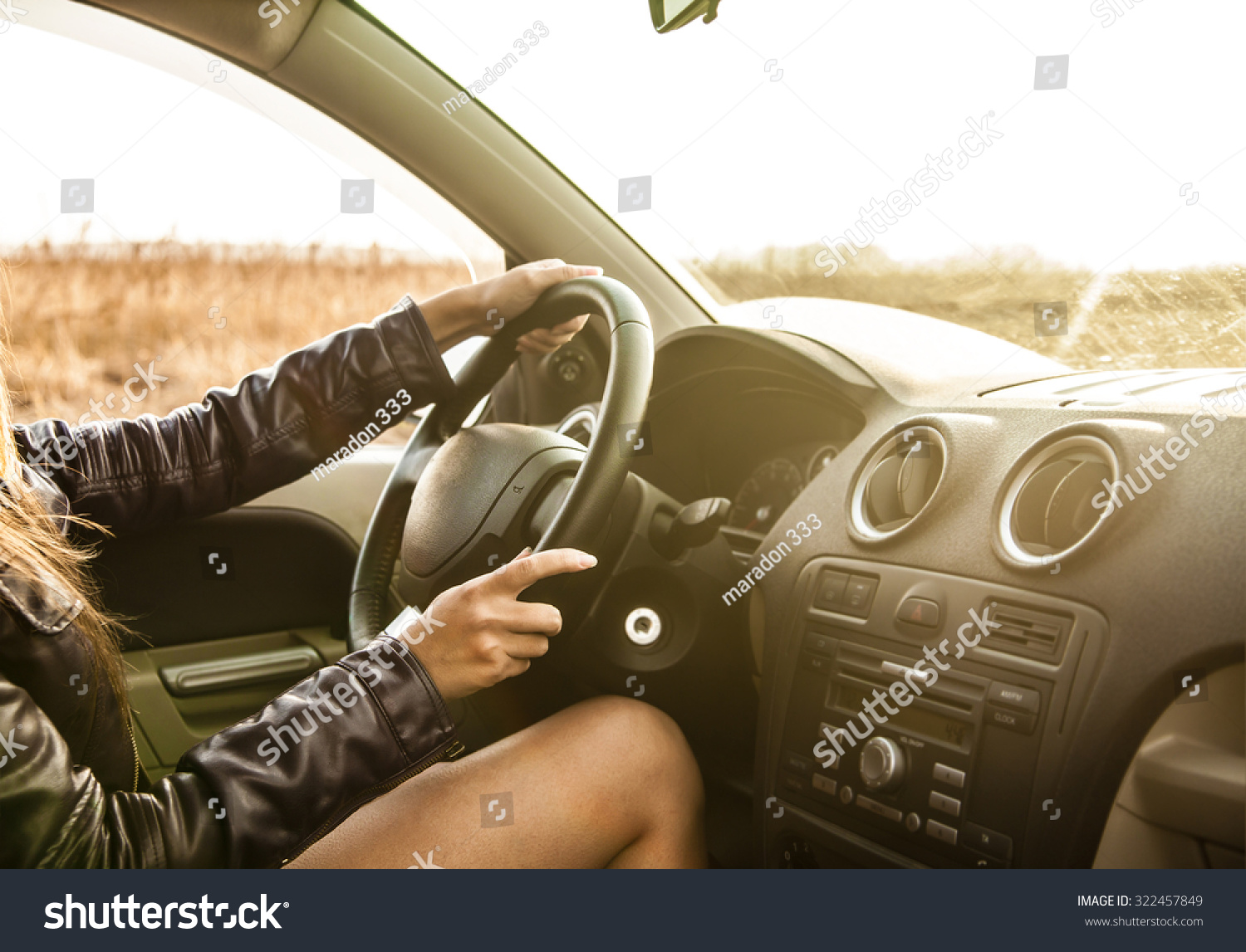 Кудрявая девушка за рулем