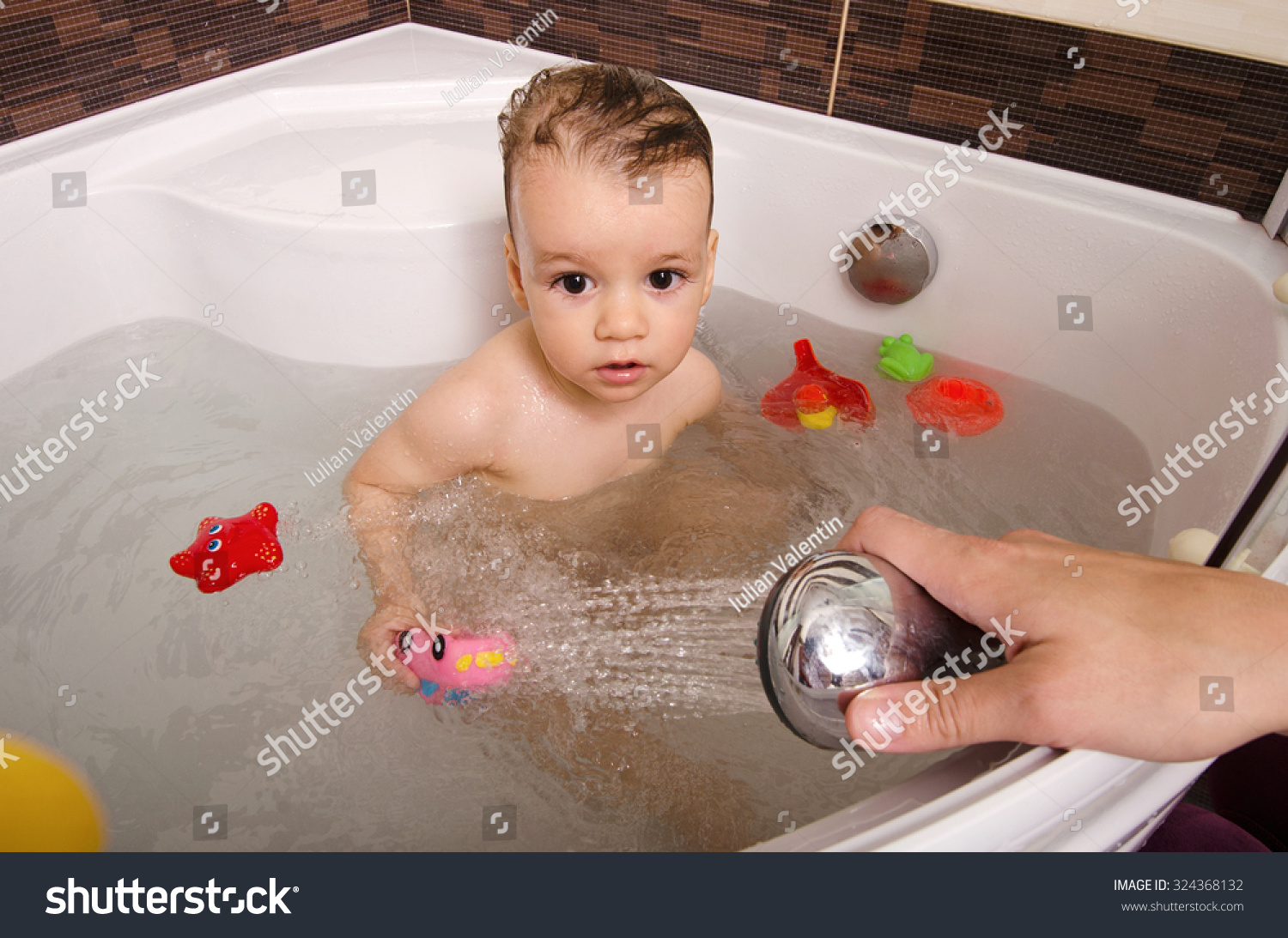 Купаться при кашле. Купание внука. Купаю внука. Купаю внуков. Купание ребенка в ванной при кашле.
