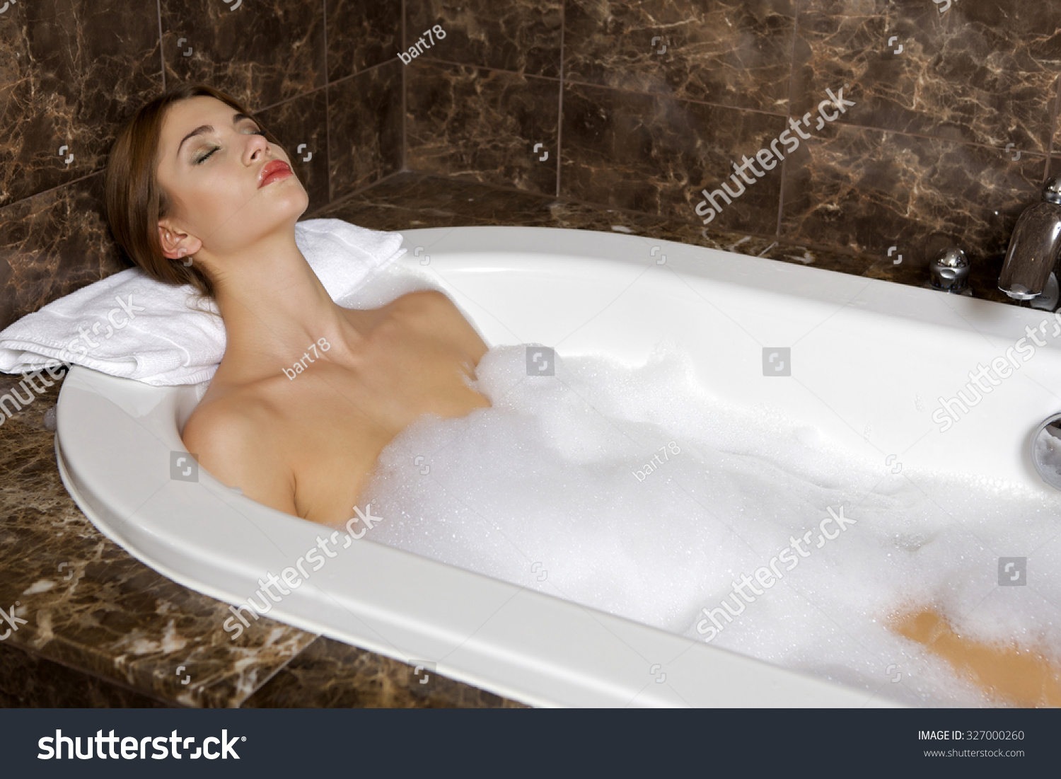Взрослая женщина в ванной