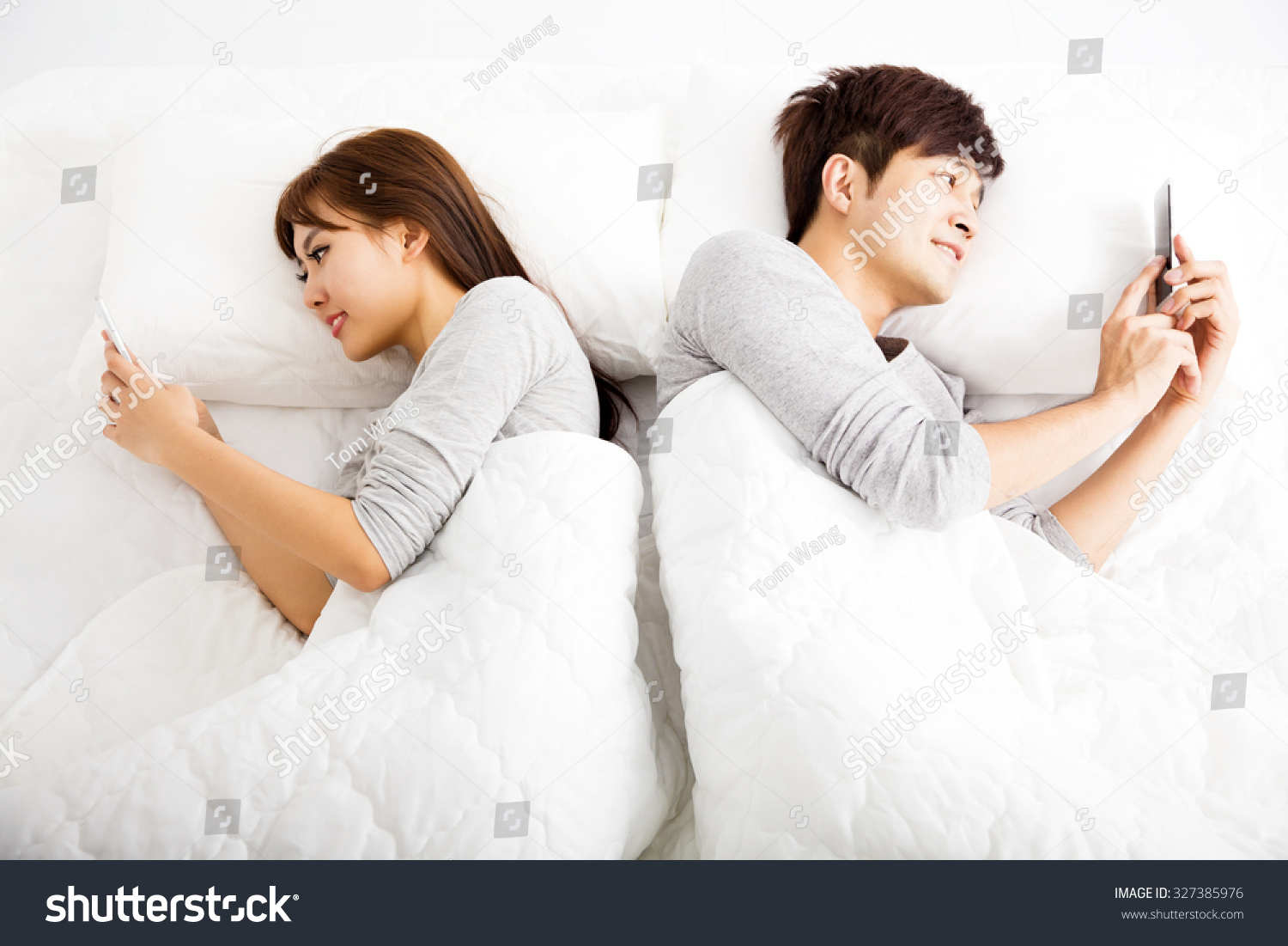 Пара в кровати телефон