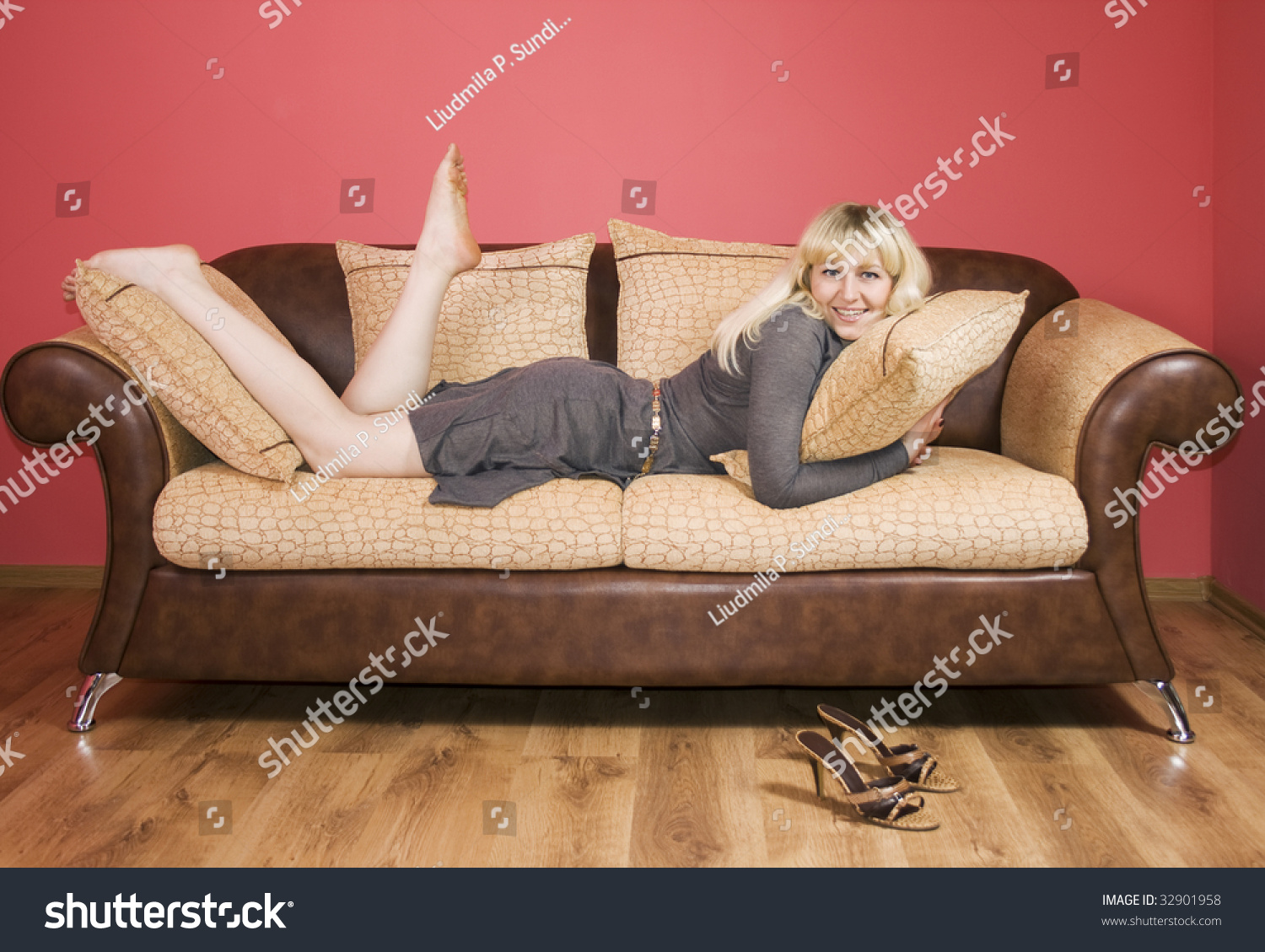 Женщины босиком на диванах