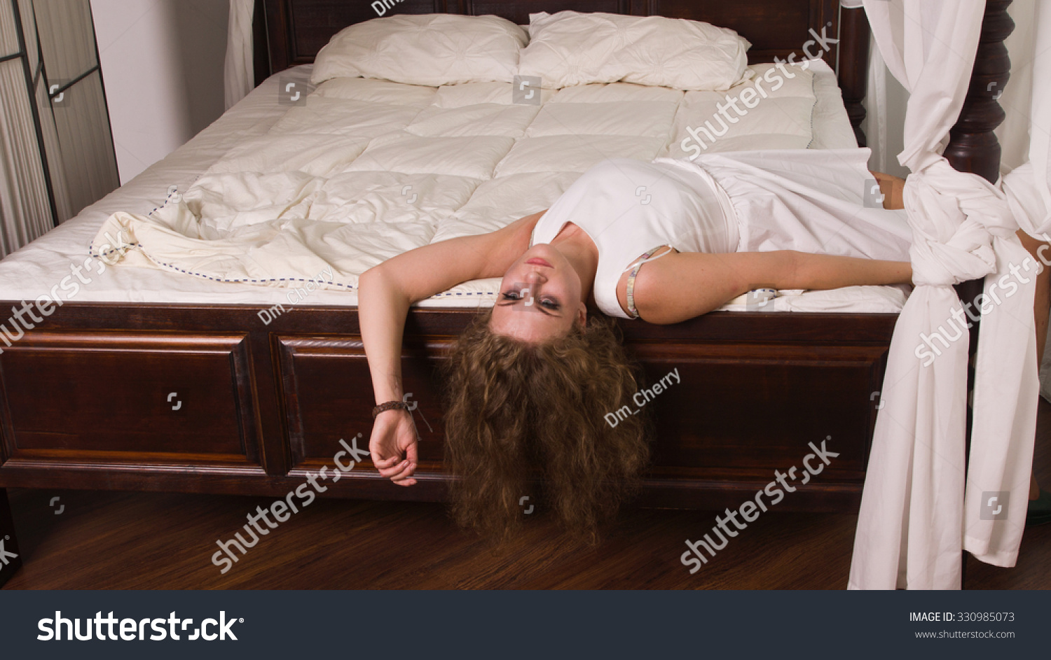 Мертвая девушка на кровати