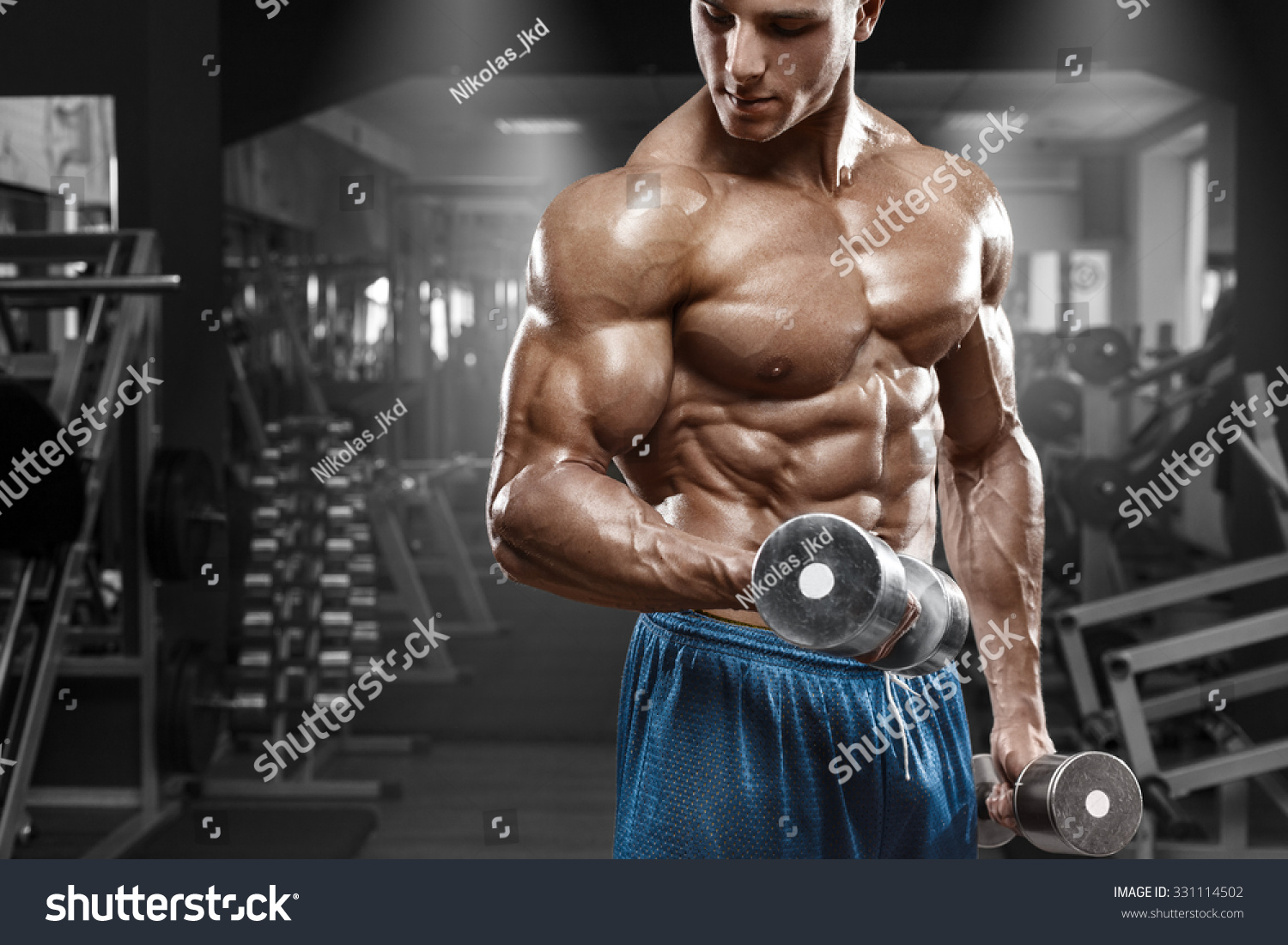 Homem Muscular Malhando Na Academia Fazendo Foto Stock Shutterstock