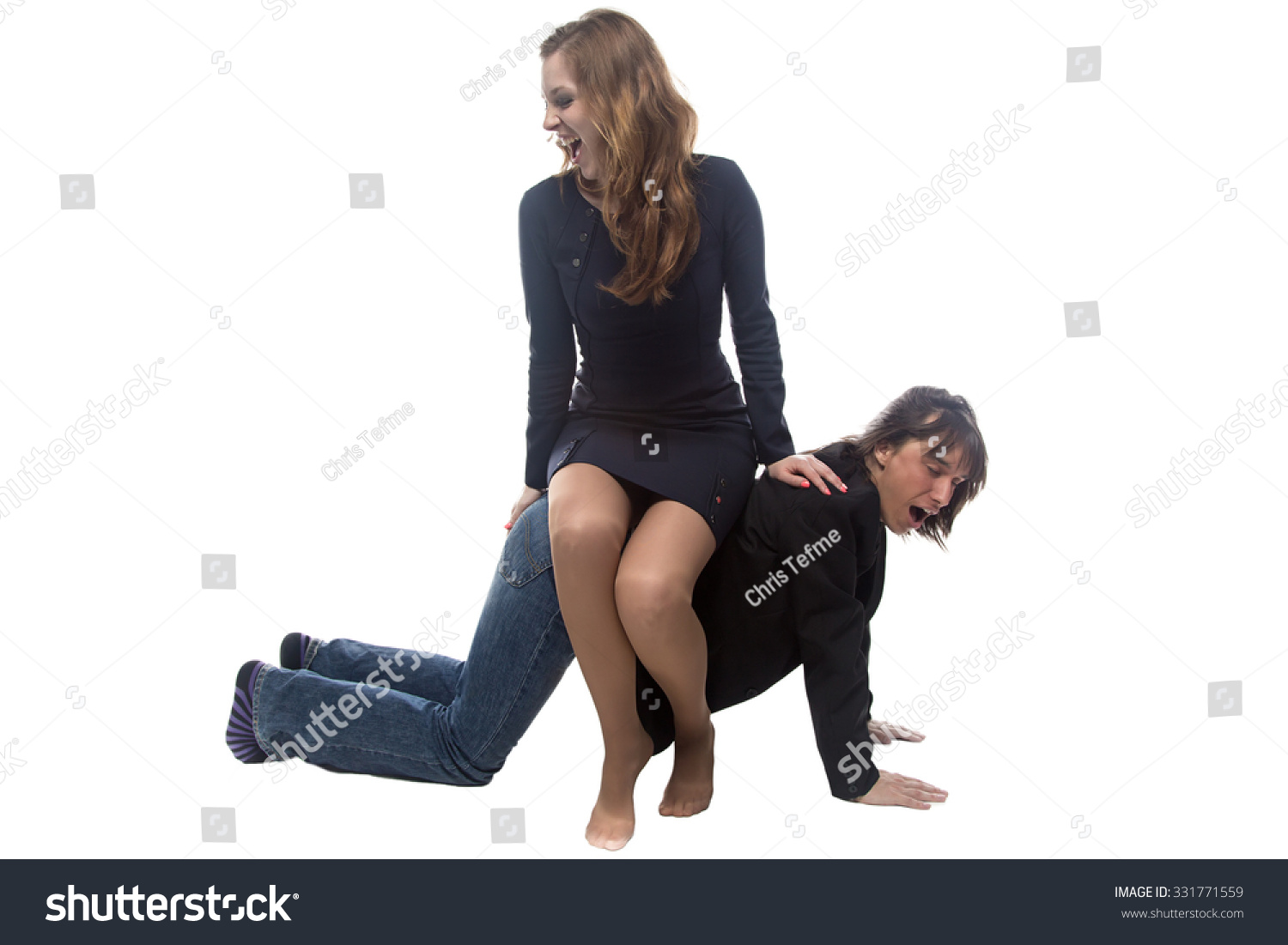 Человек сидит на коленях девушка
