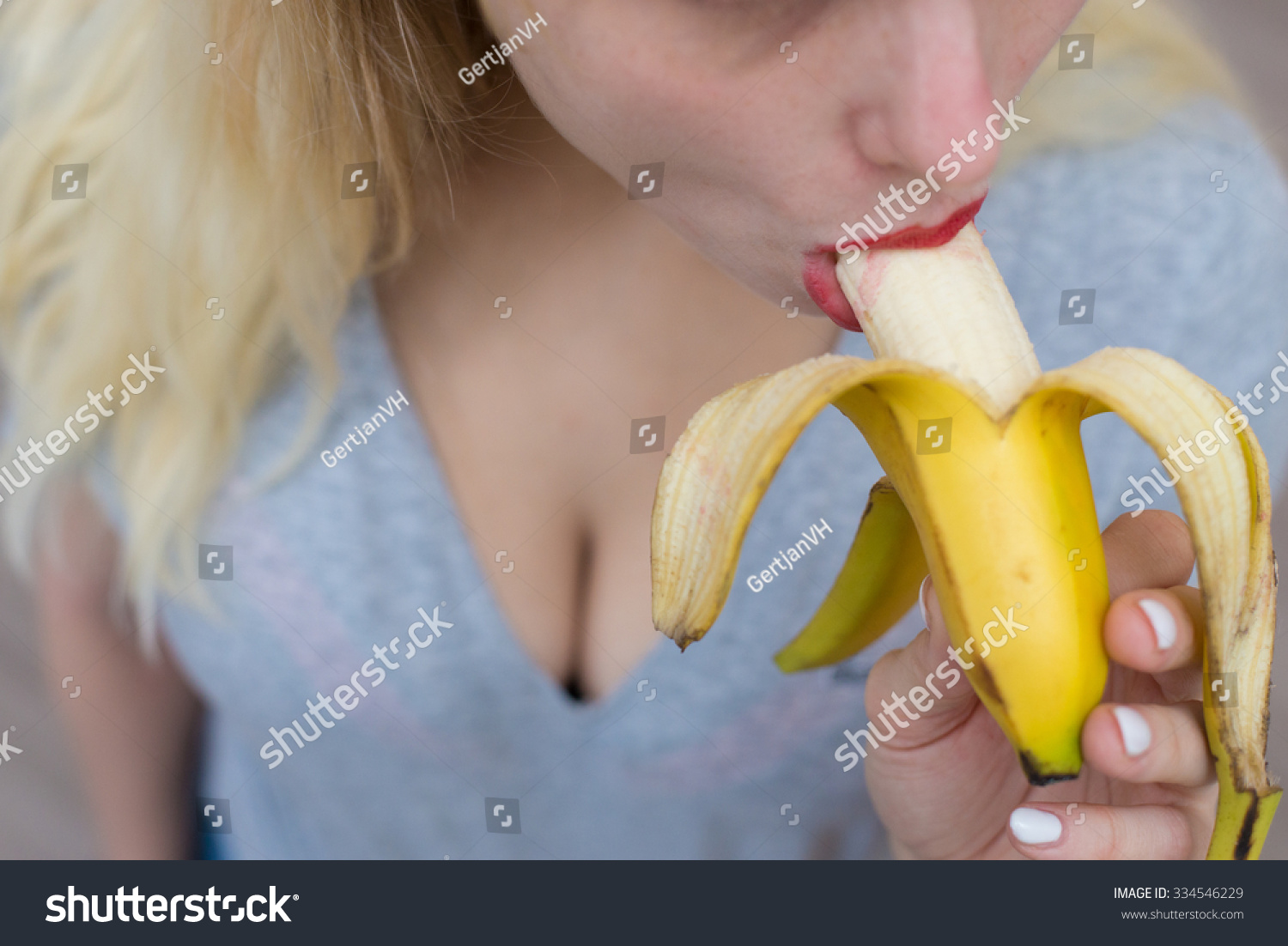 Блондинка с бананом
