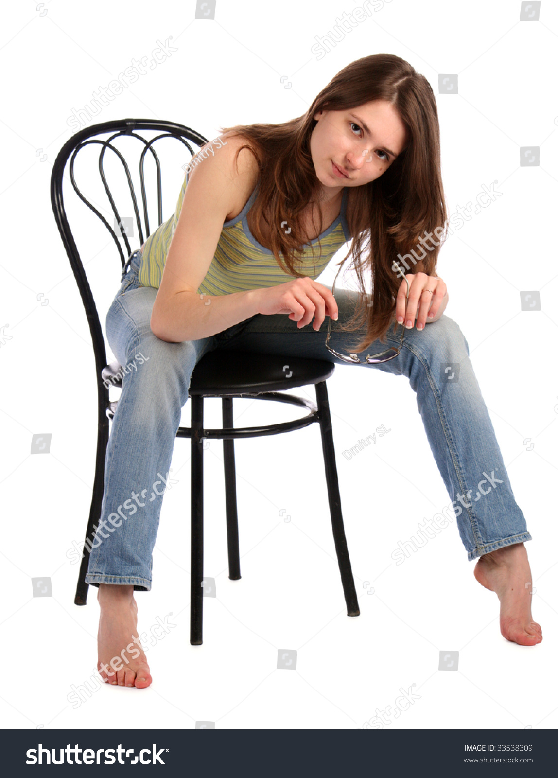 девочка елозит на стуле