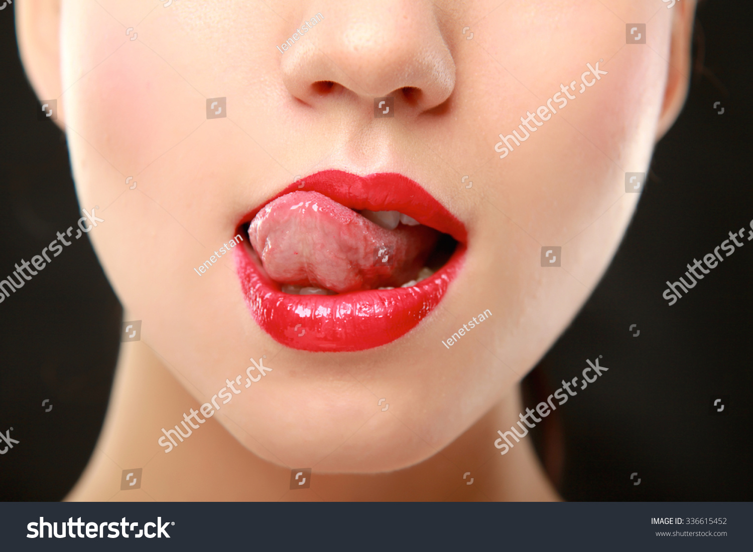 Язык прилично. Женские губы. Облизывает губы. Женские губы с языком. Сочные губы.