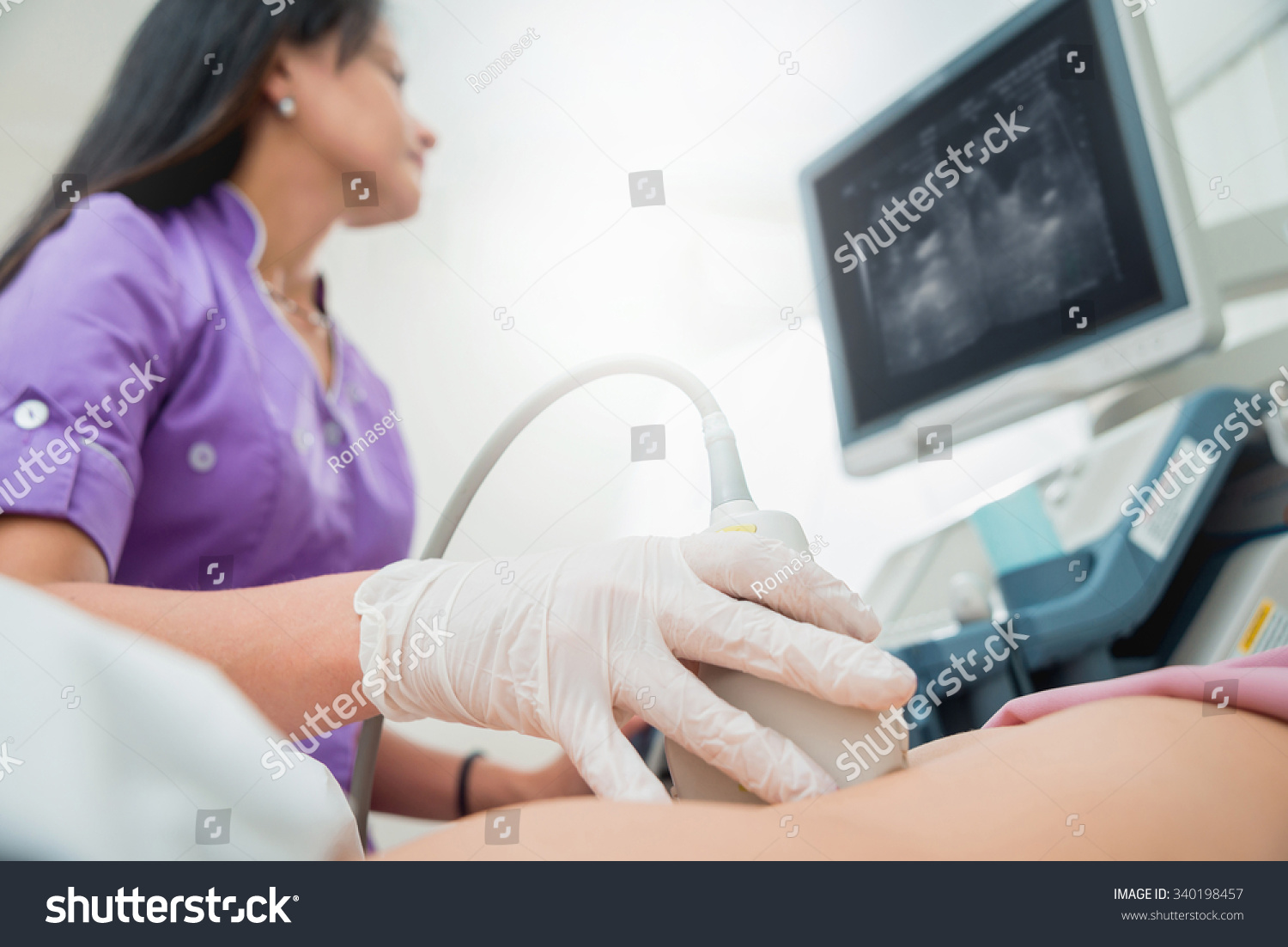 Scanner De Ultrassom Nas Mãos De Foto Stock 340198457 Shutterstock 7696