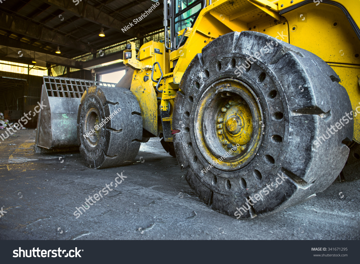 Zdjęcie stockowe "Heavy Duty Construction Digger Yellow Excavator"...