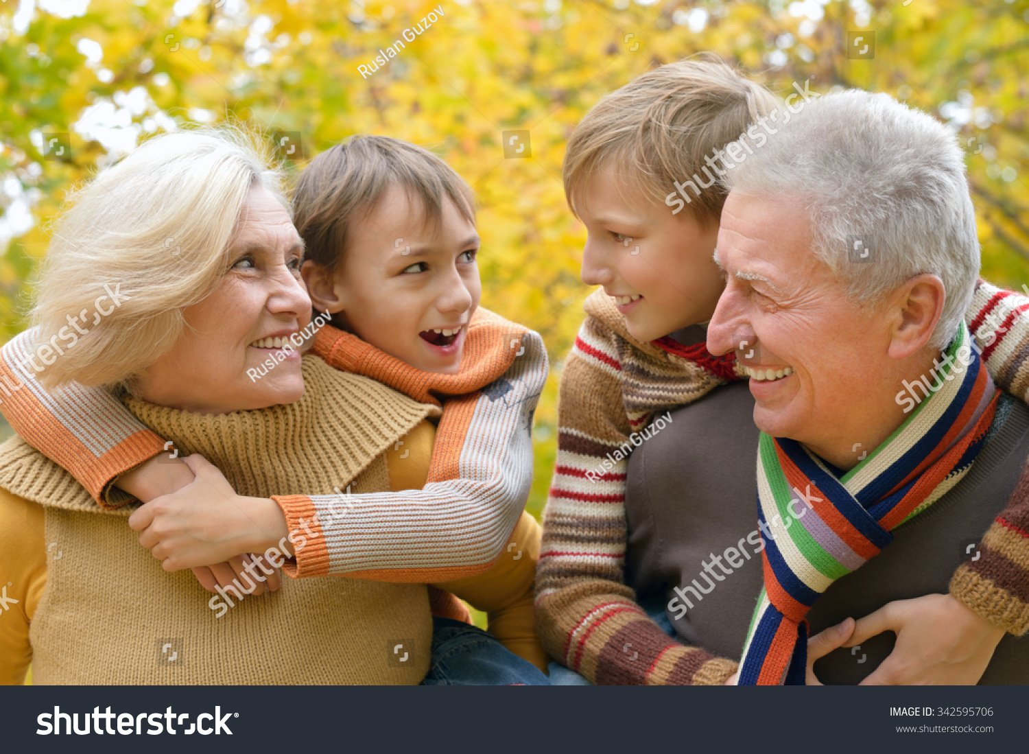 Дедушка с бабушкой обнимают. Внука
