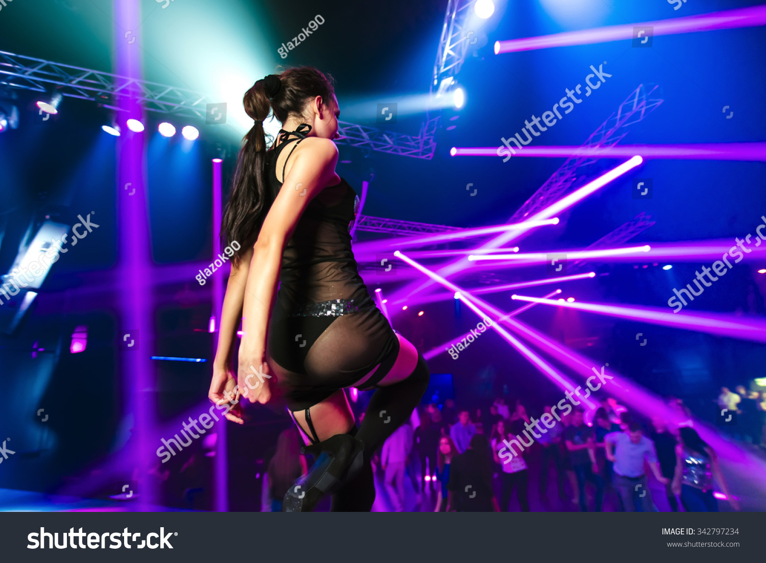 Танцовщица в ночном клубе