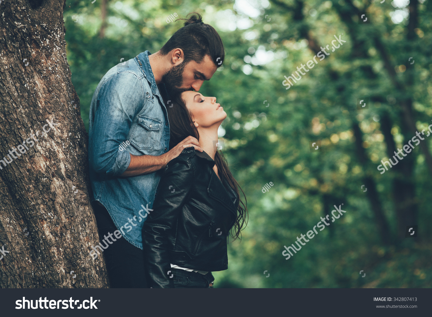 Handsome Man Kissing Beautiful Young Woman库存照片342807413 Shutterstock