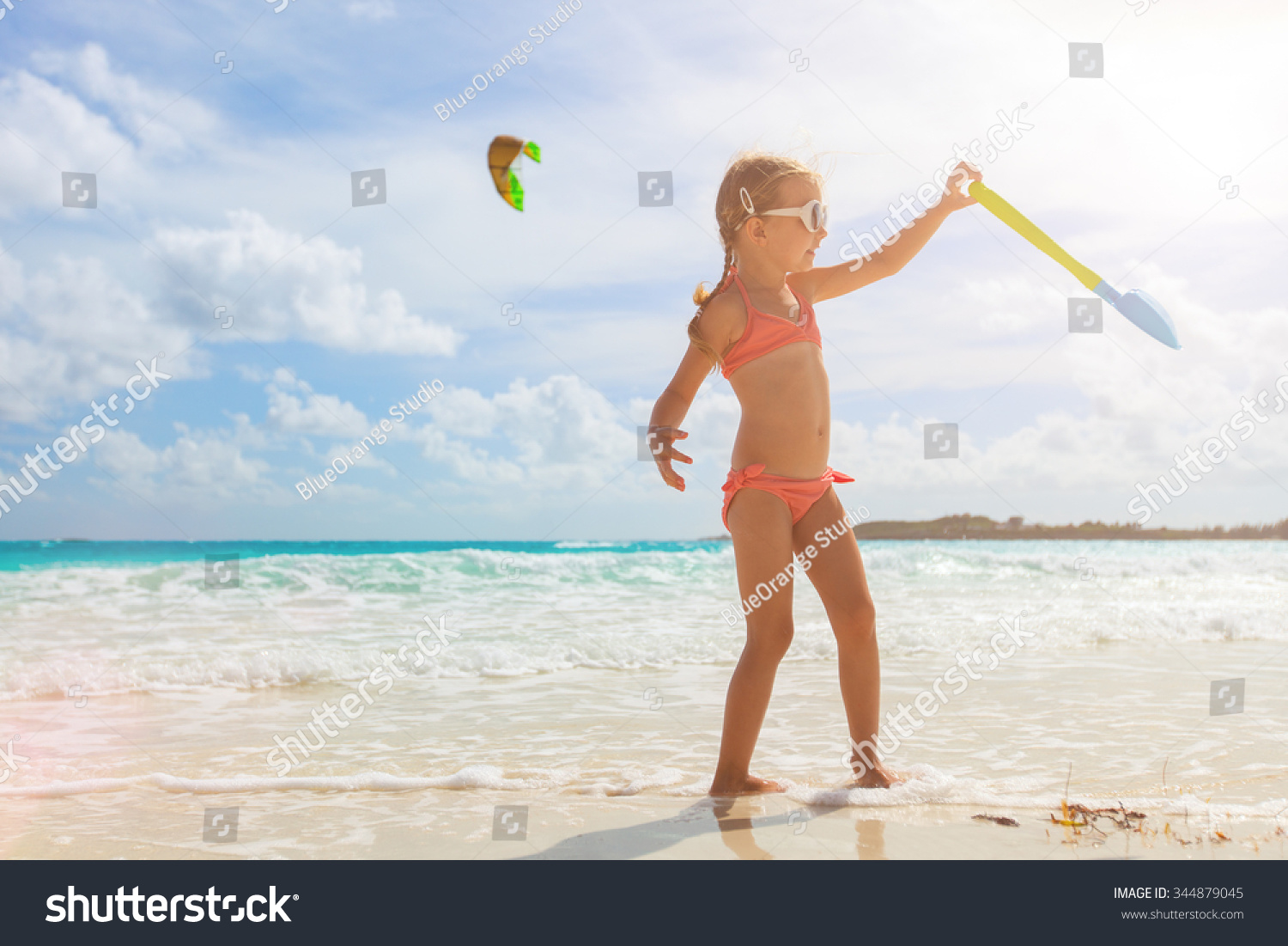 Kleines Mädchen macht Urlaub am Strand 