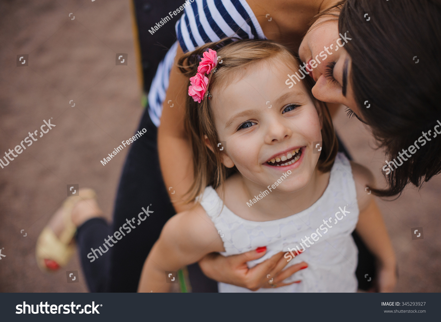 Loving Mother Kissing Her Daughter Park Foto Stock 345293927 Shutterstock 