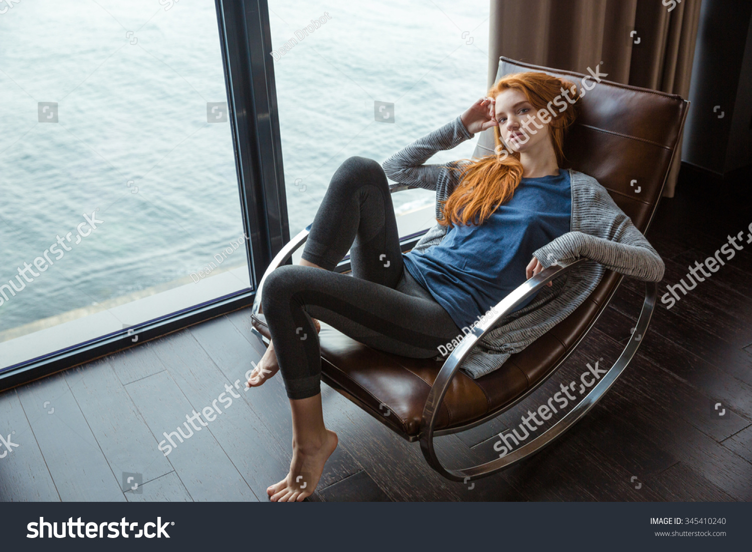 Девушка в кресле качалке