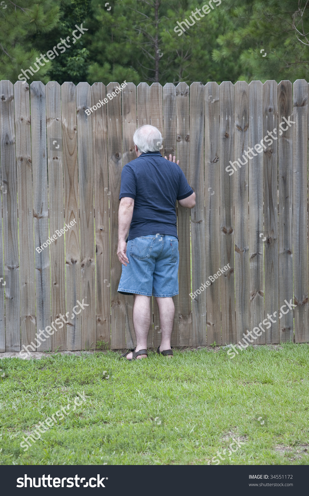 Подглядывание за бабушкой. Человек у забора. Прикольный забор. Человек заглядывает за забор.