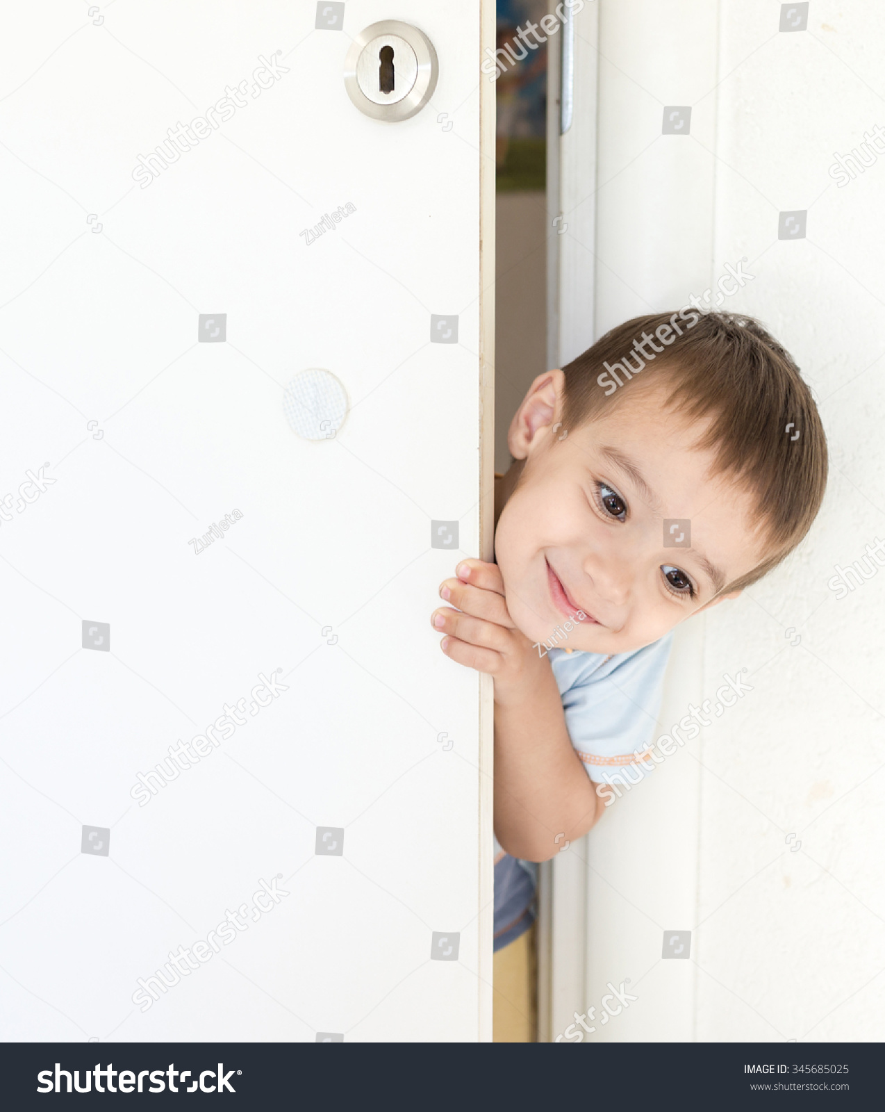 Ребенок за дверью