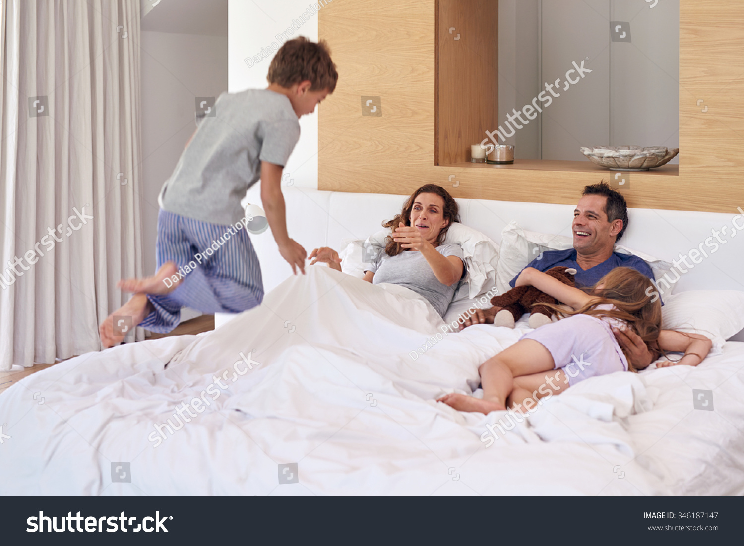 Родители прыгают на кровати