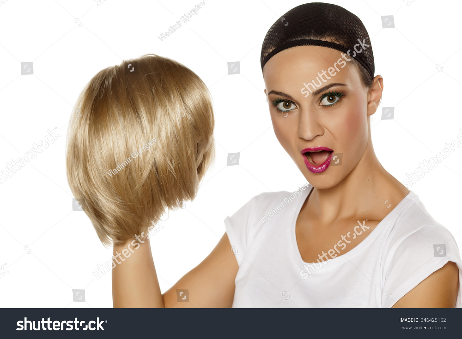 Женщина примеряет парик