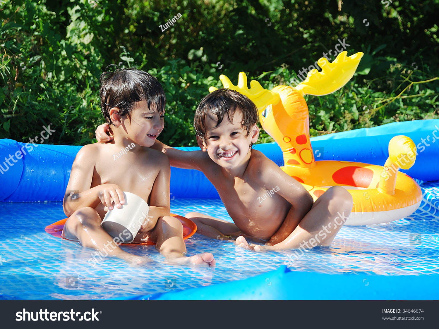 Мальчик купается в бассейне. Дети в бассейне. Купание детей в бассейне на даче. Дети в бассейне на даче купаются.