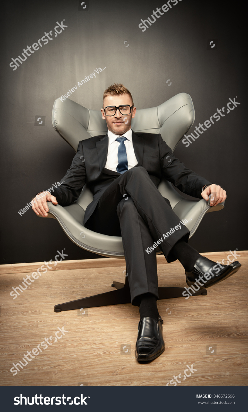 Человек сидит в кресле