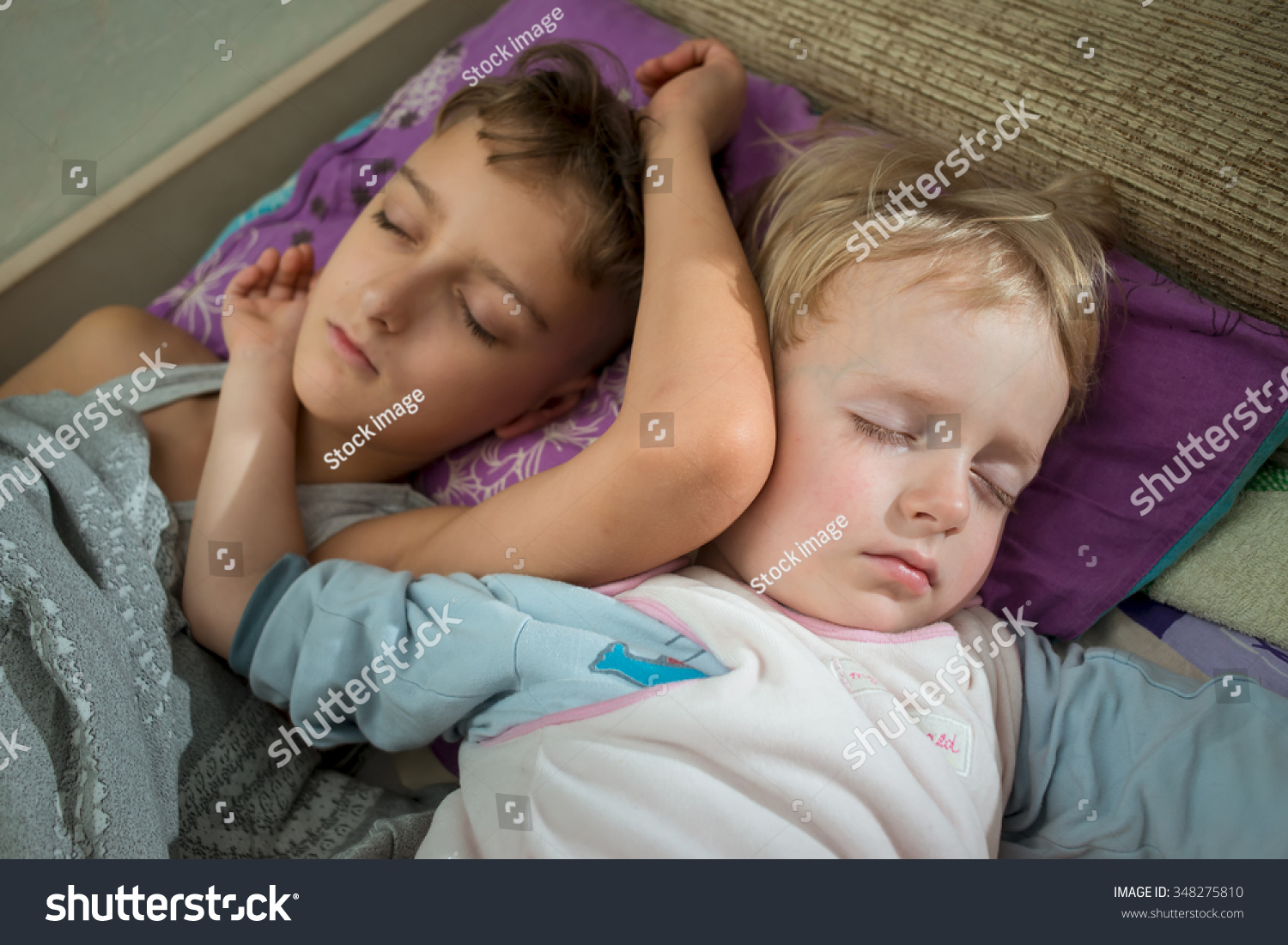 Мальчик с братом на кровати