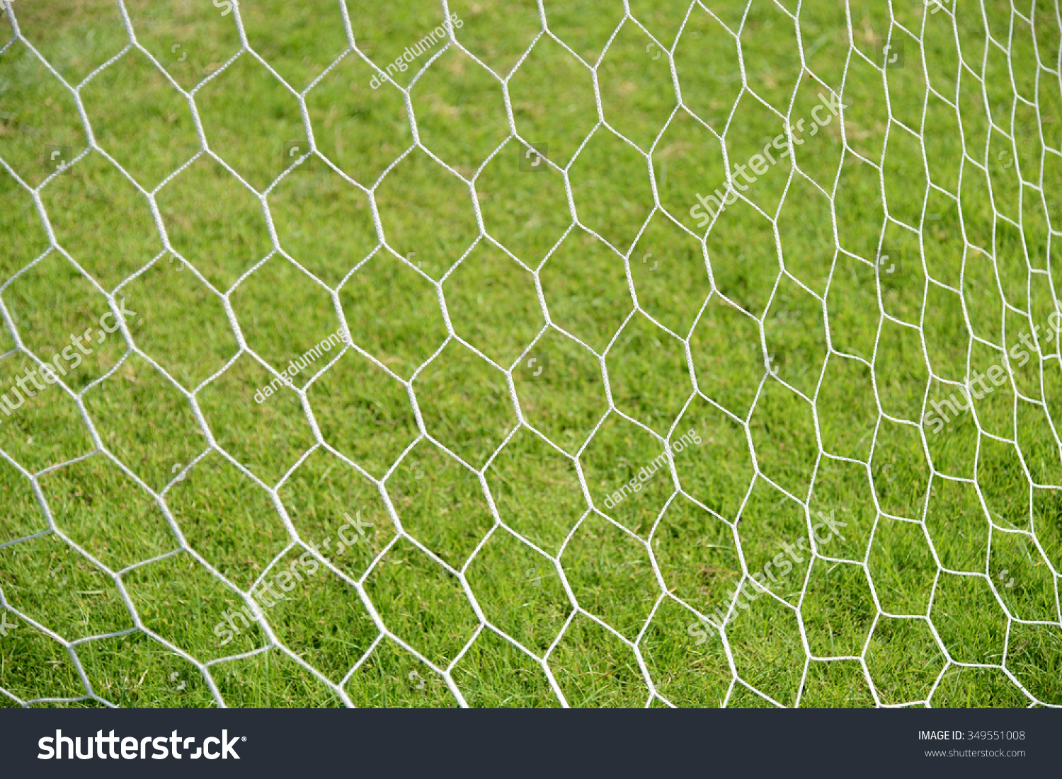 Футбольные ворота на зеленом фоне