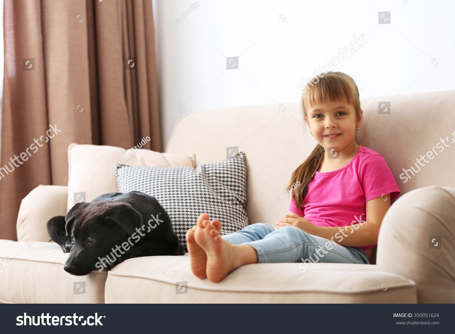 девочку нашли в диване