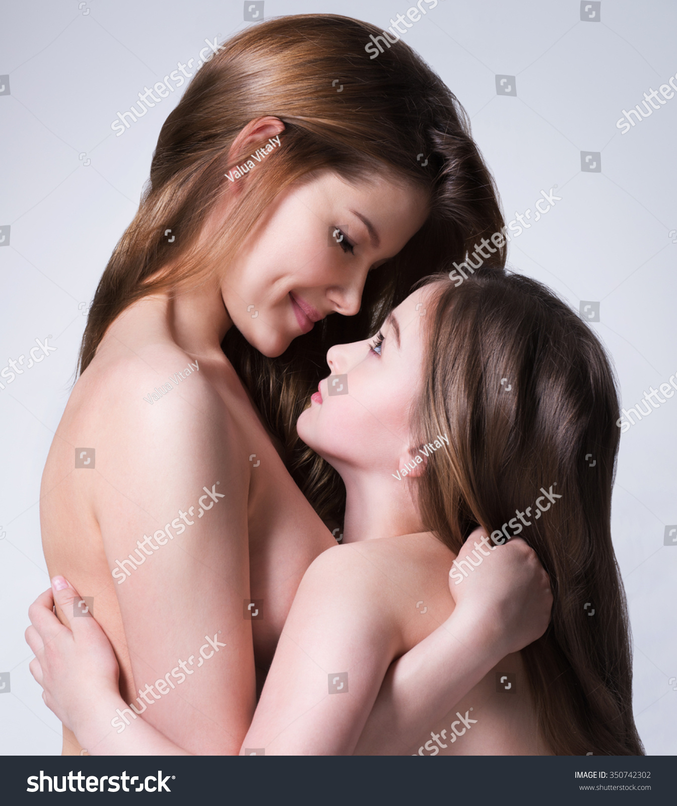 mom and littel naked daughter 