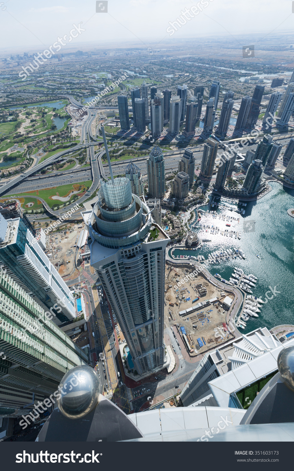 146 Dubai Marina Torch Tower: Immagini, Foto Stock E Grafica Vettoriale ...