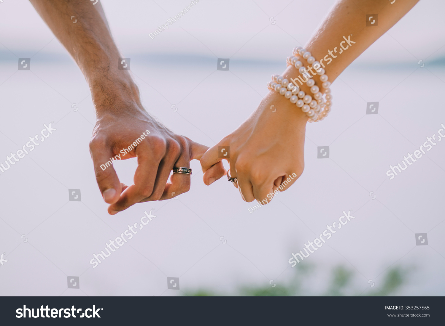 Красивое рукопожатие мужчины и женщины