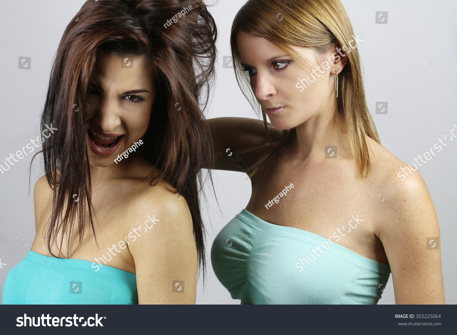 Two Sexy Fighting de 355225064 | Shutterstock