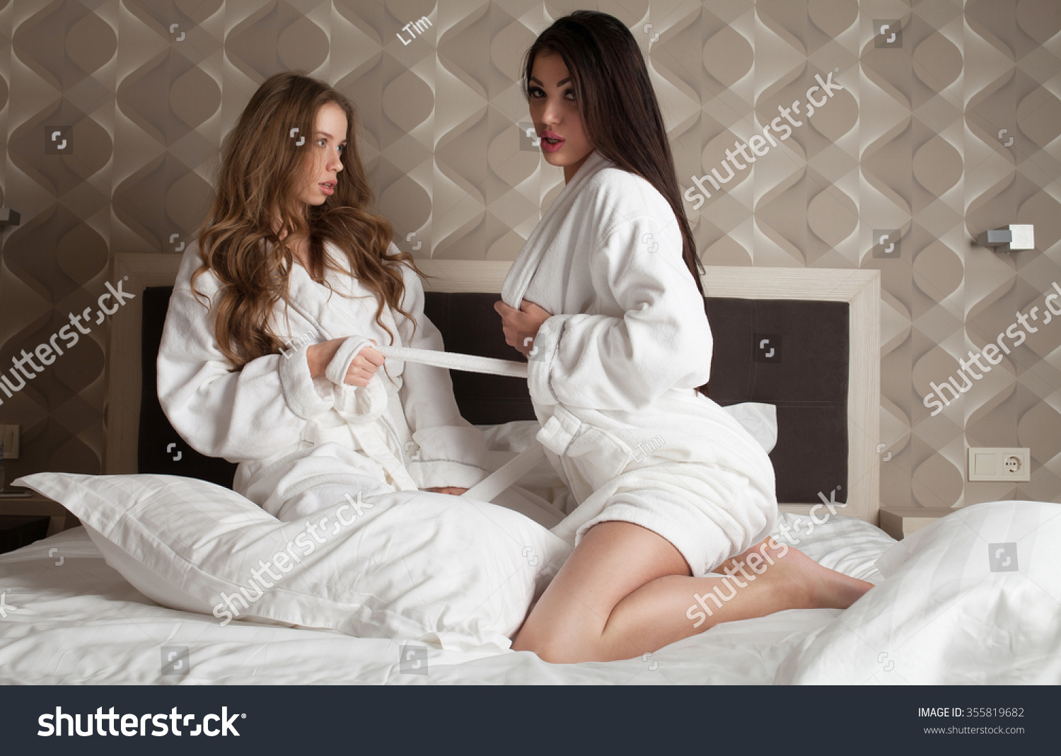 289 Brunette Blonde Fight Stock Photos, Images & Pictures