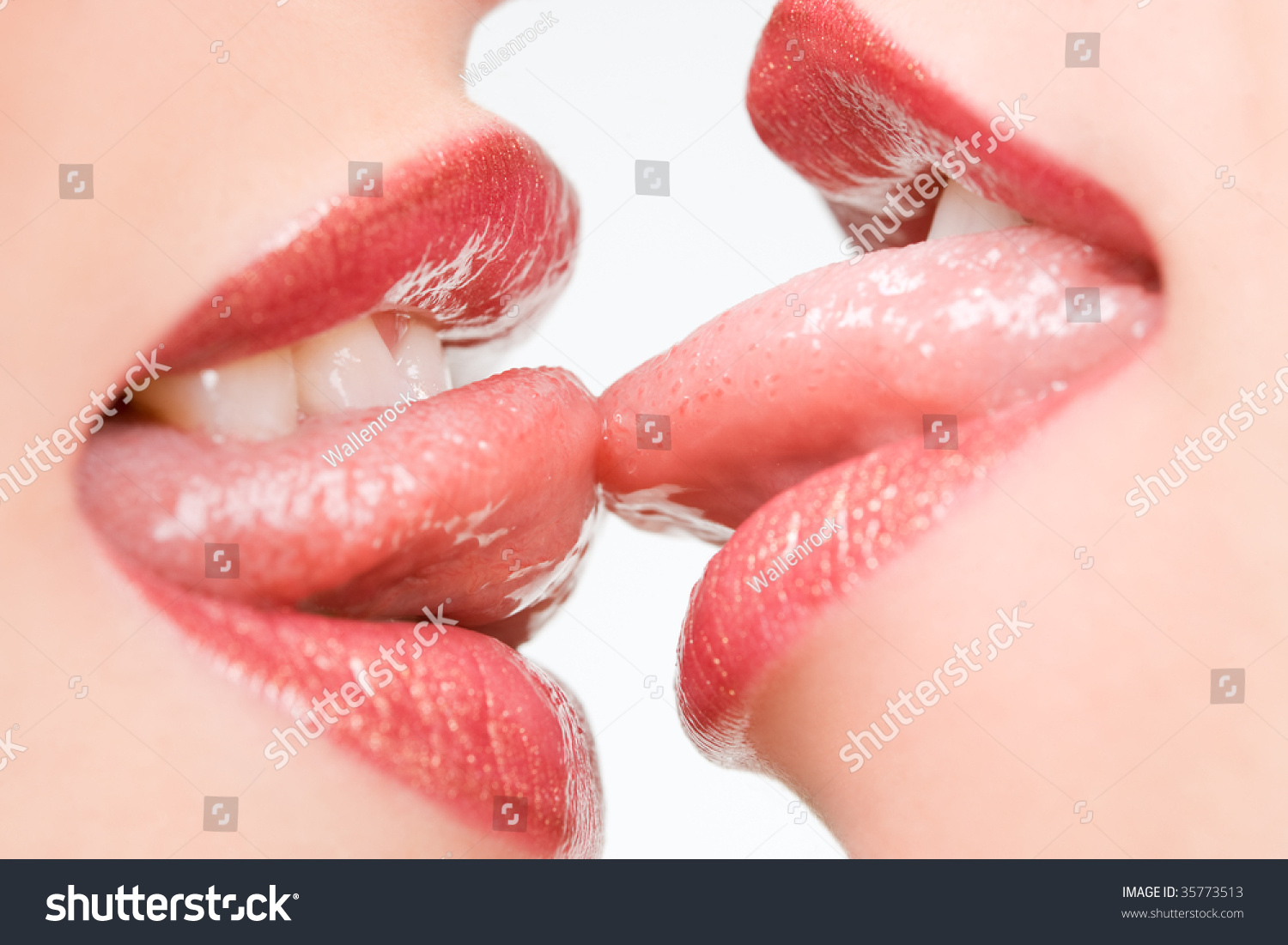 Красиво лижет языком. Поцелуй с языком. Женские губы. Женский поцелуй. Поцелуй в губы.