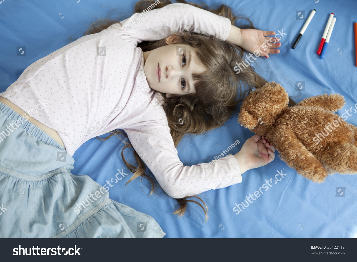 Девочка лежит на кровати