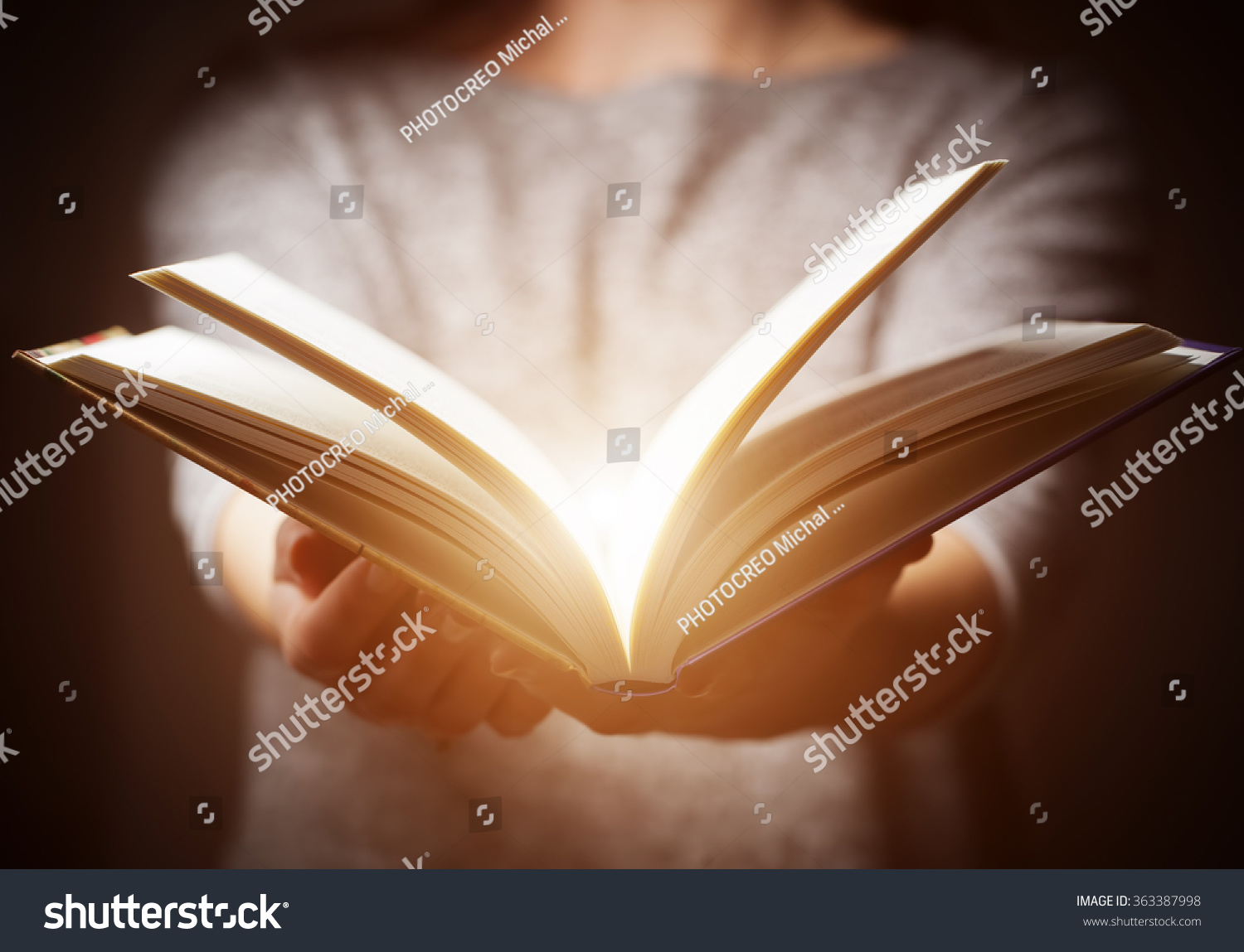 Книга жизни учителя. Знания мудрость. Открытая книга в руках. Книга в руках. Книжная мудрость.