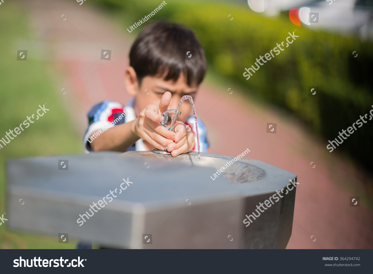 Drinking public. Фонтан little boy. Мальчик пьет из фонтанчика. Мелкий пацан пьёт из крана на улице. Мальчик пьет воду из под крана язык.