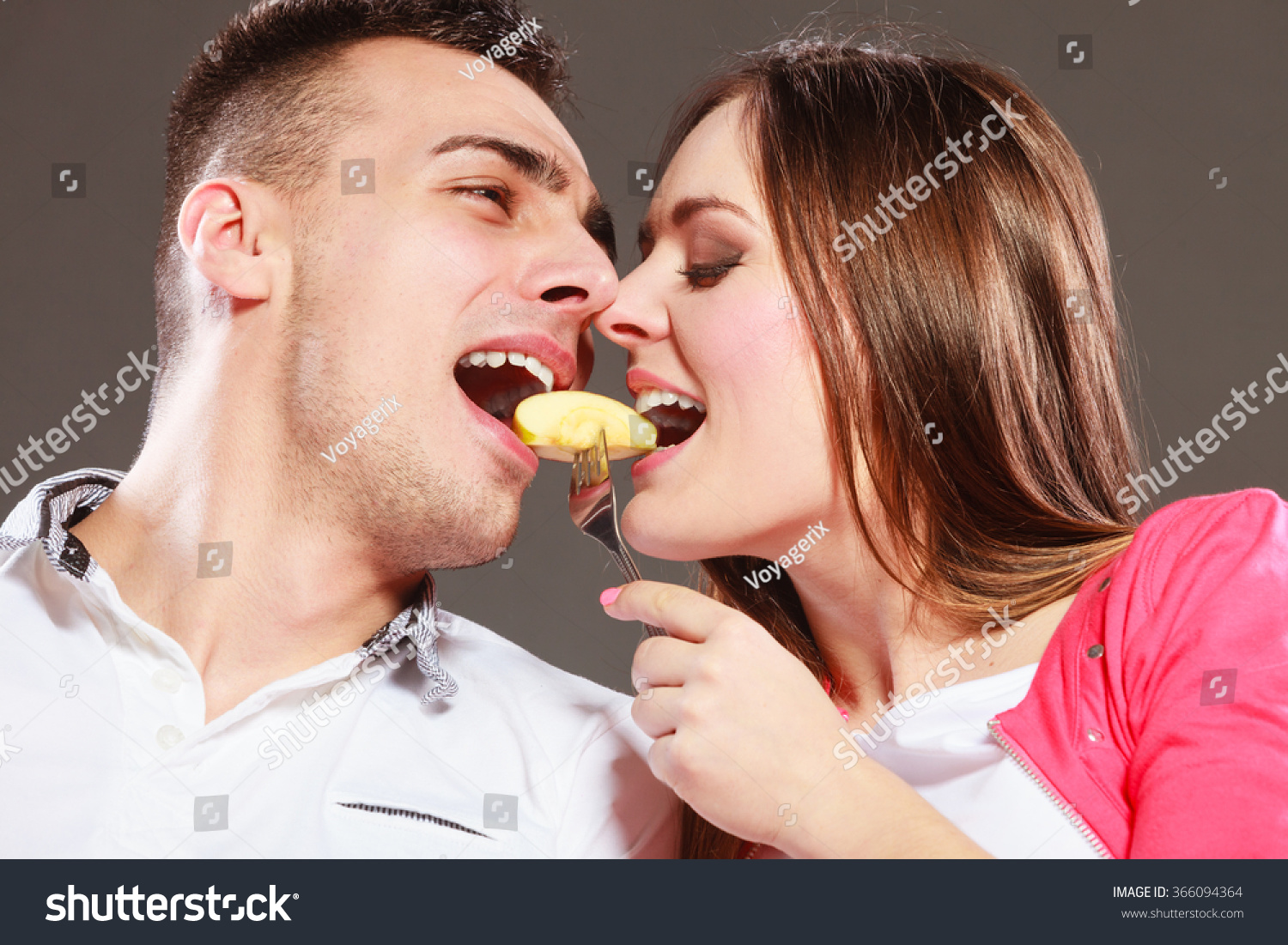 Парень и девушка едят вместе
