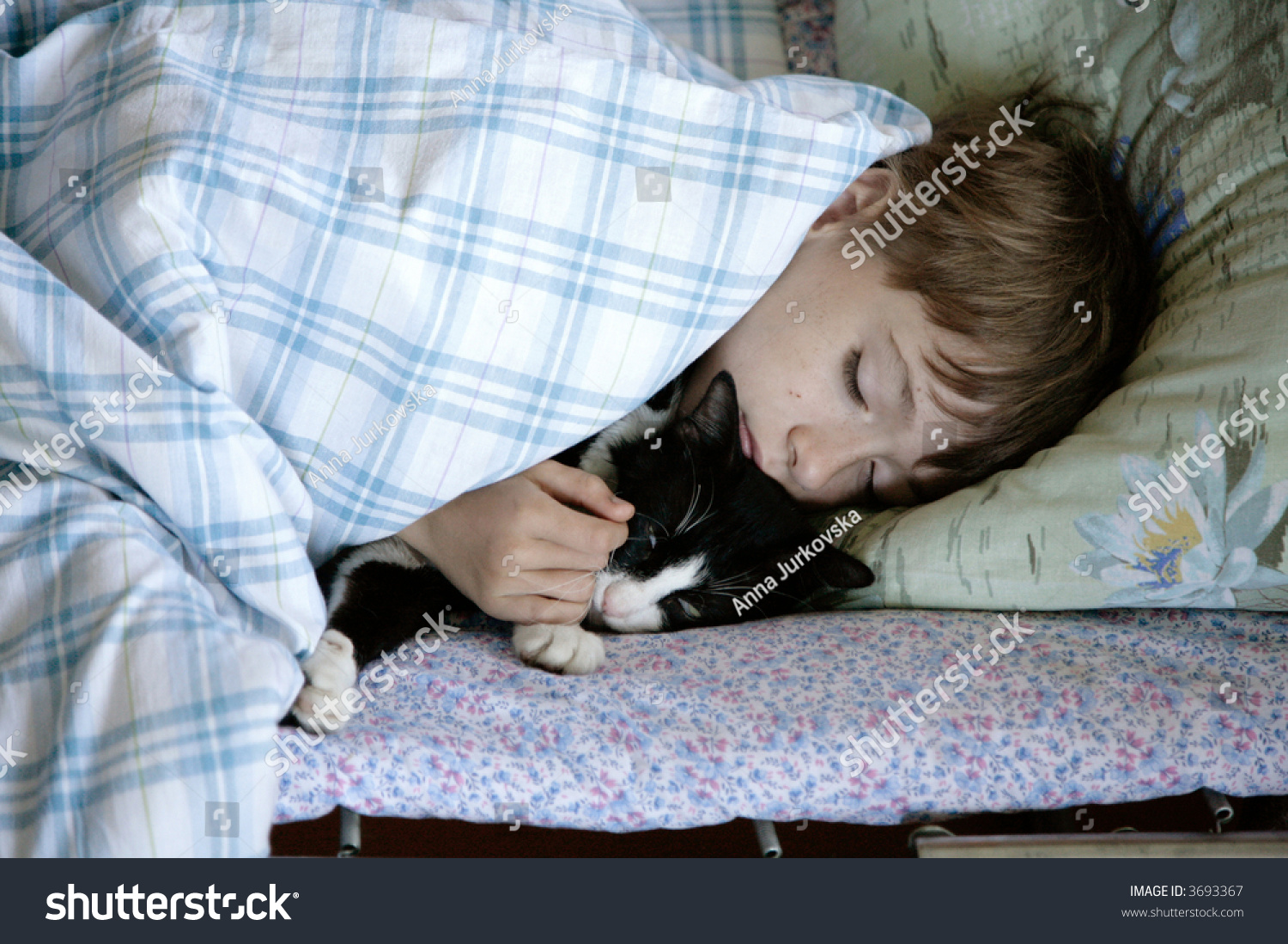 Мальчик спит с котом