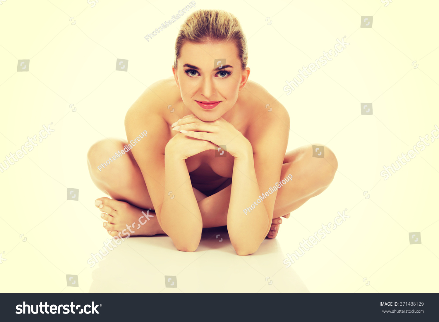 Young Naked Woman Sitting On Floor Foto Stock 371488129 Shutterstock