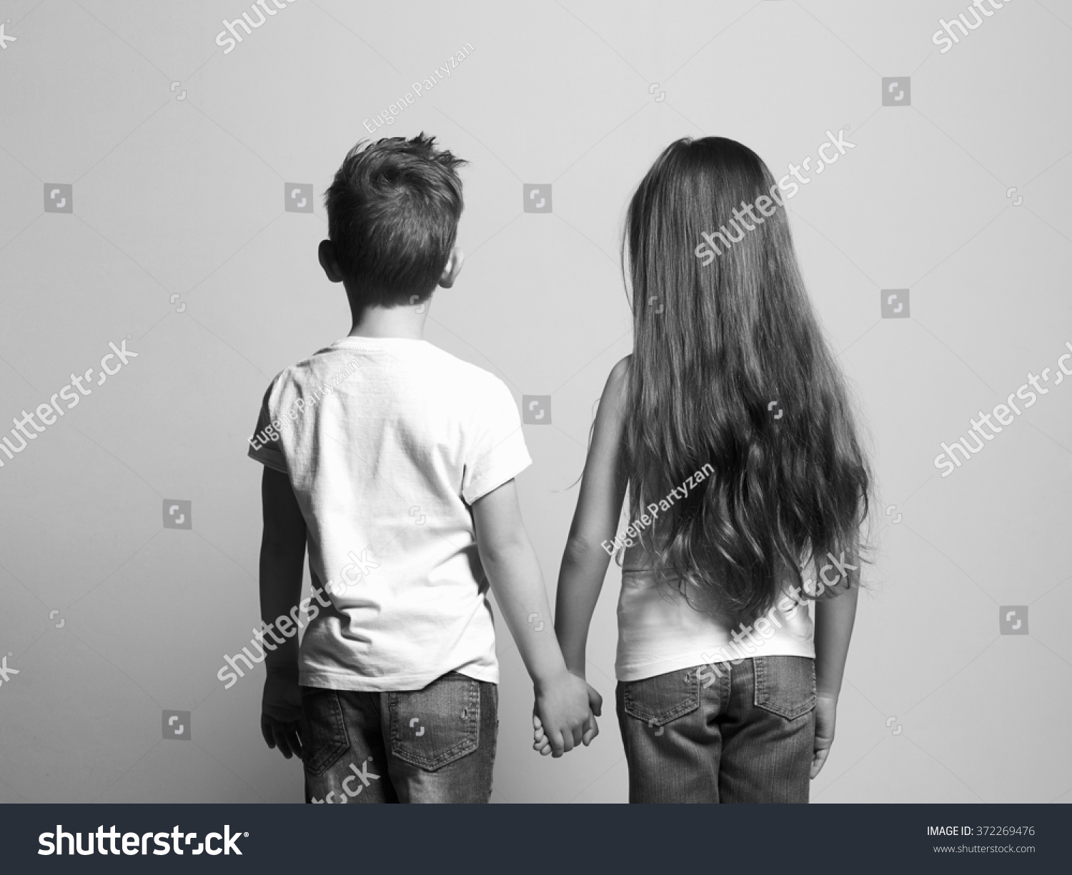 8443 Afbeeldingen Voor Girl Holding Hands Boy Back Afbeeldingen Stockfoto‘s En Vectoren 6206