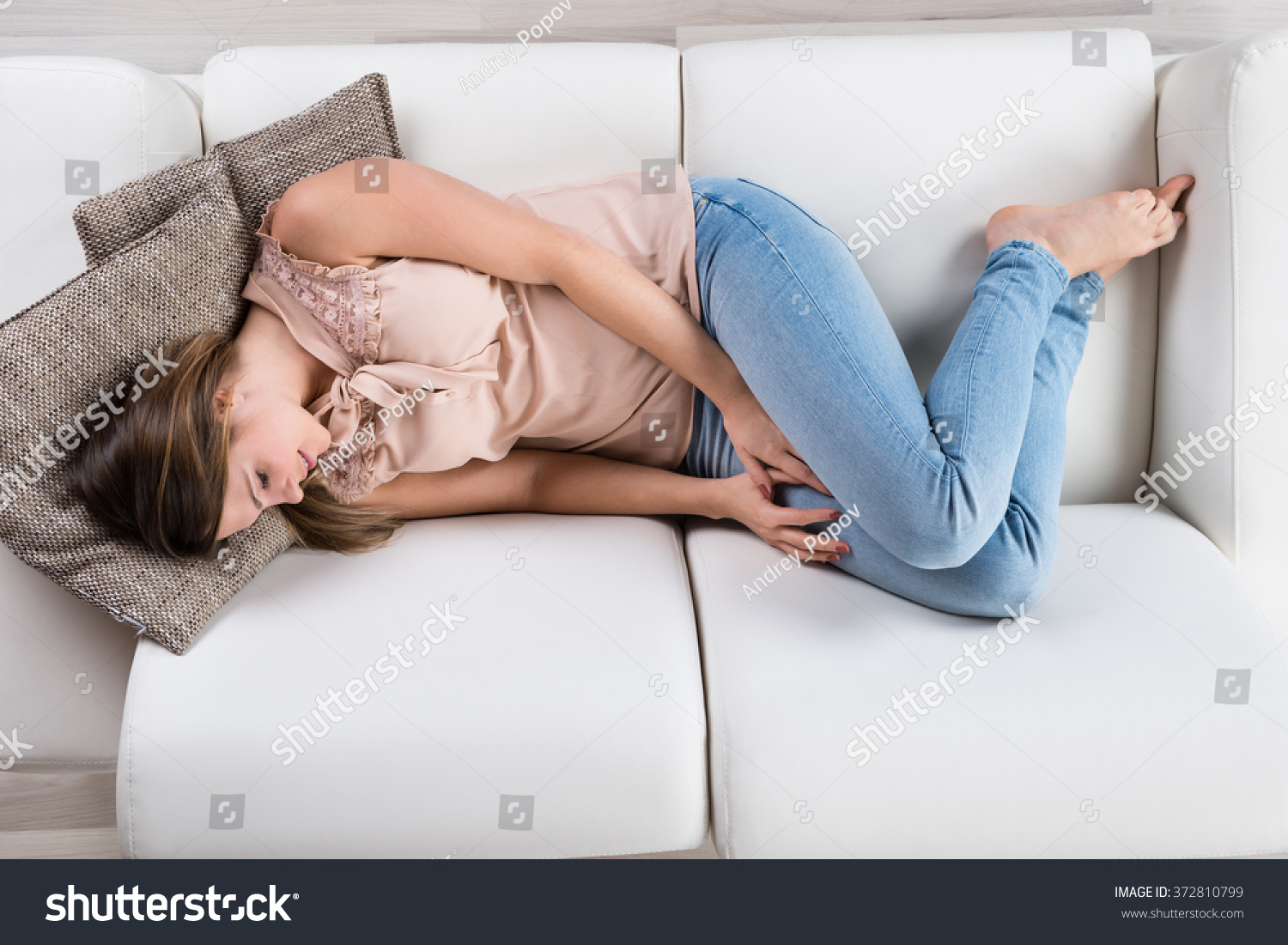 Девочка спит на диване