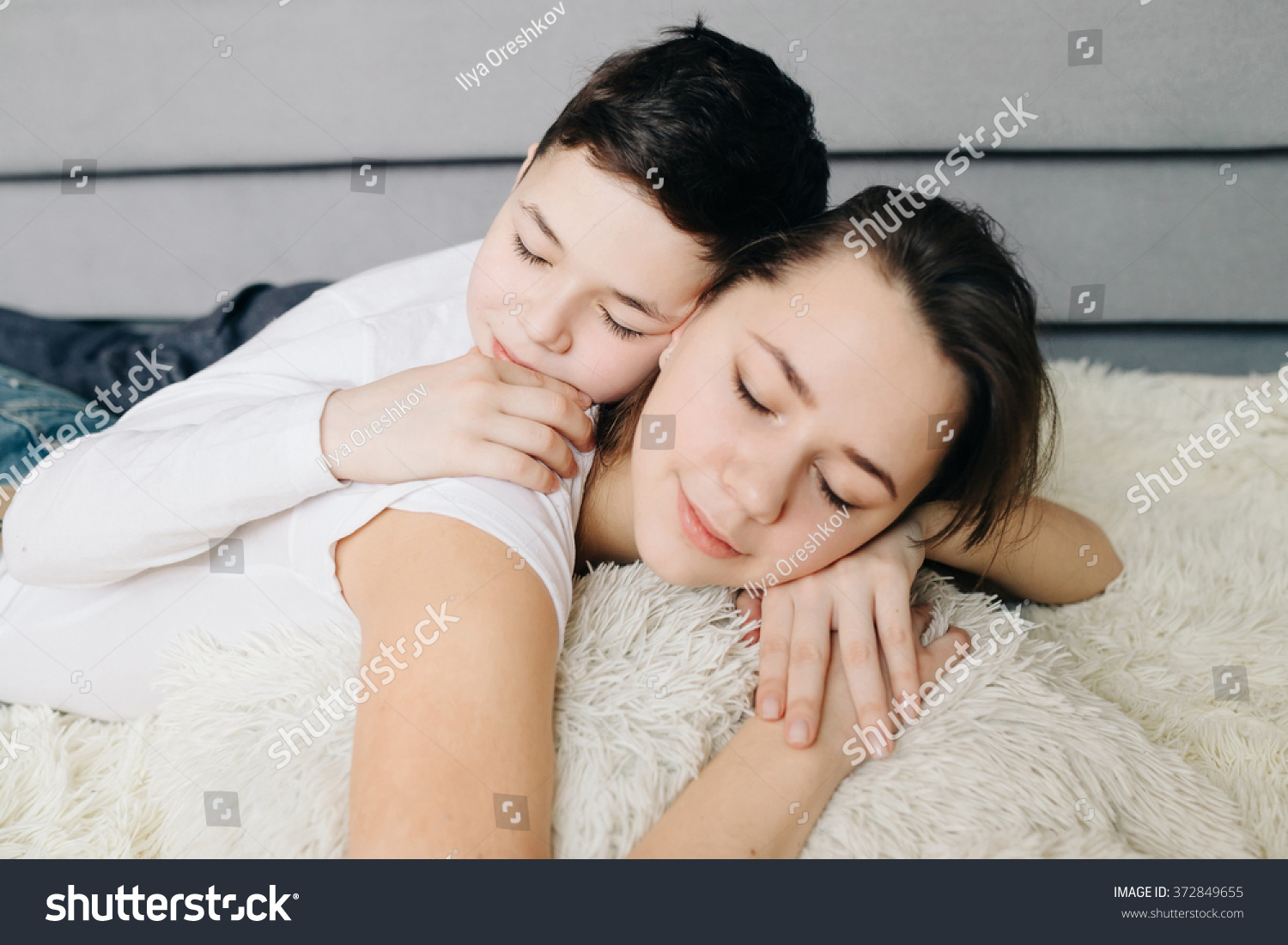 Русское спящие сестра с разговорами. Брат и сестра спят вместе. Сестры спят вместе. Брат с сестренкой спят вместе. Сестру в родительской кровати.