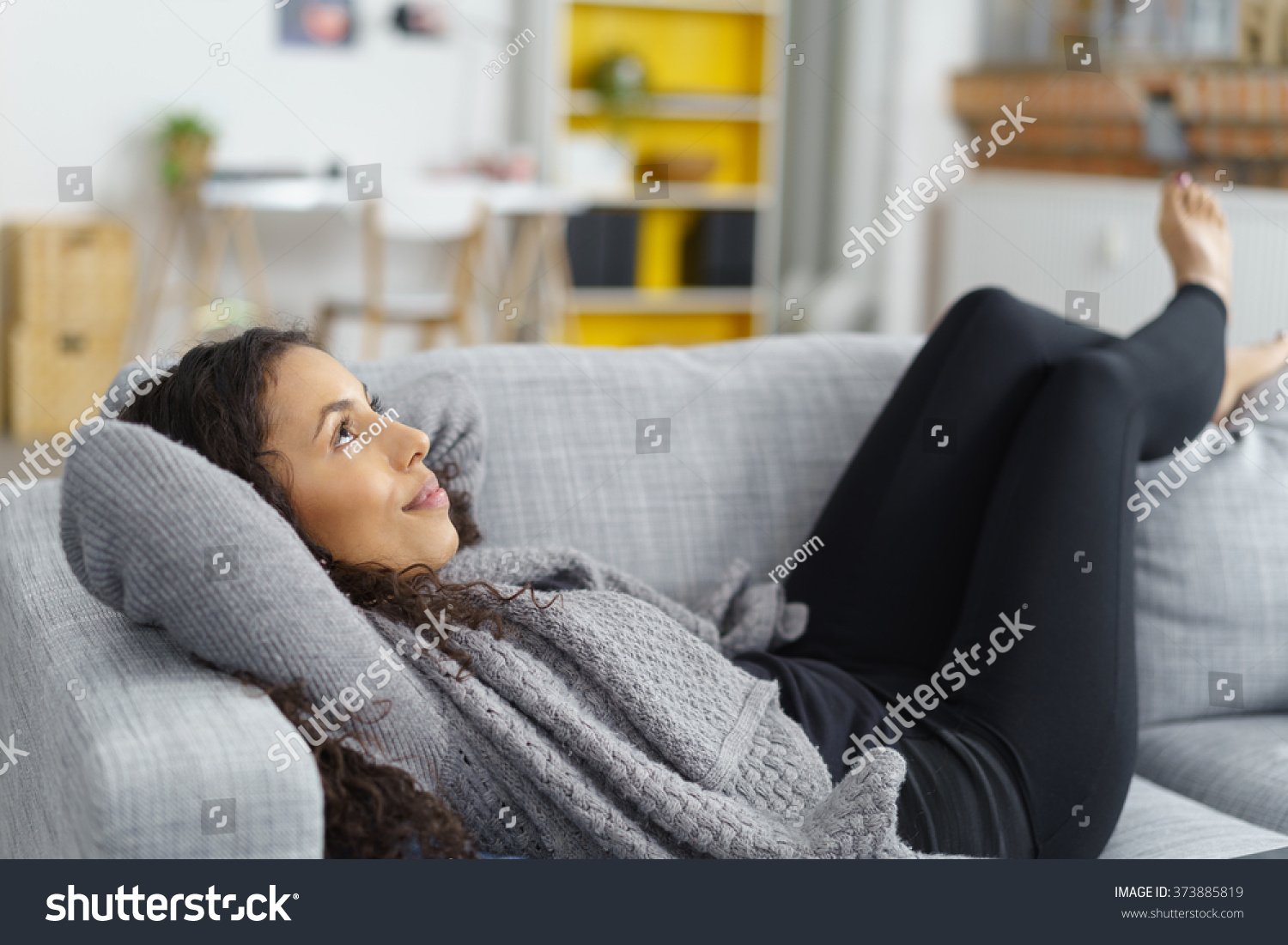 Расслабленный вечер. Девушка отдыхает на диване. Женщина отдыхает. Уставшая женщина. Расслабление на диване.