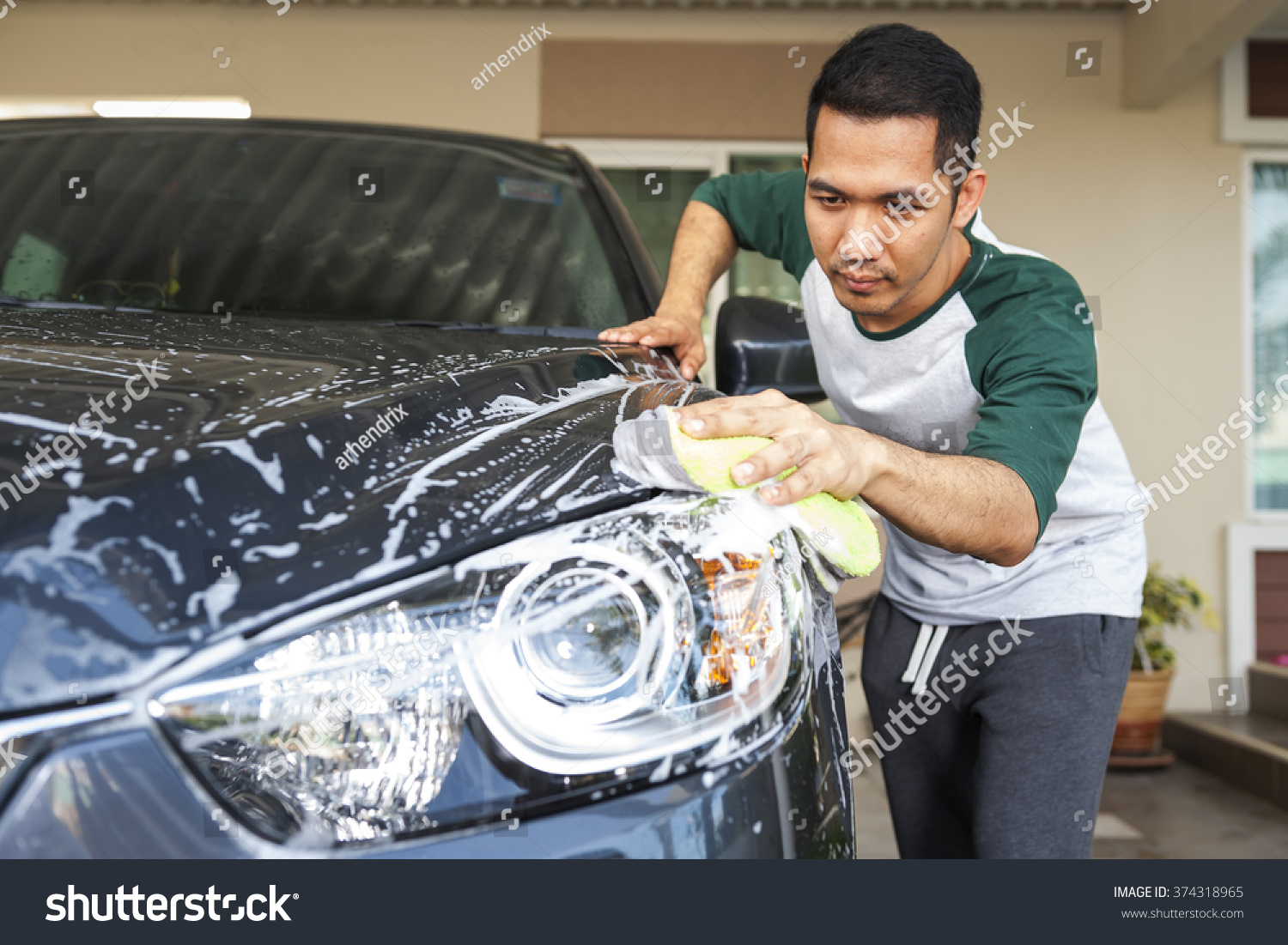 John was washing the car. Мужская мойка авто руками. Авто в сервисе мужчина моет окно. Car Water Cup. Worker Wash auto PNG.