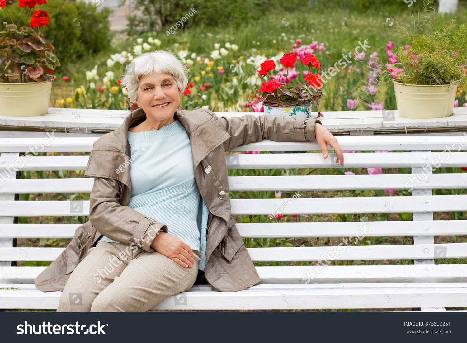 Нашлась пожилая женщина. Пожилая женщина на скамейке. Пожилая женщина на скамейке в парке. Бабушка на скамейке в парке. Пожилая дама на лавочке.