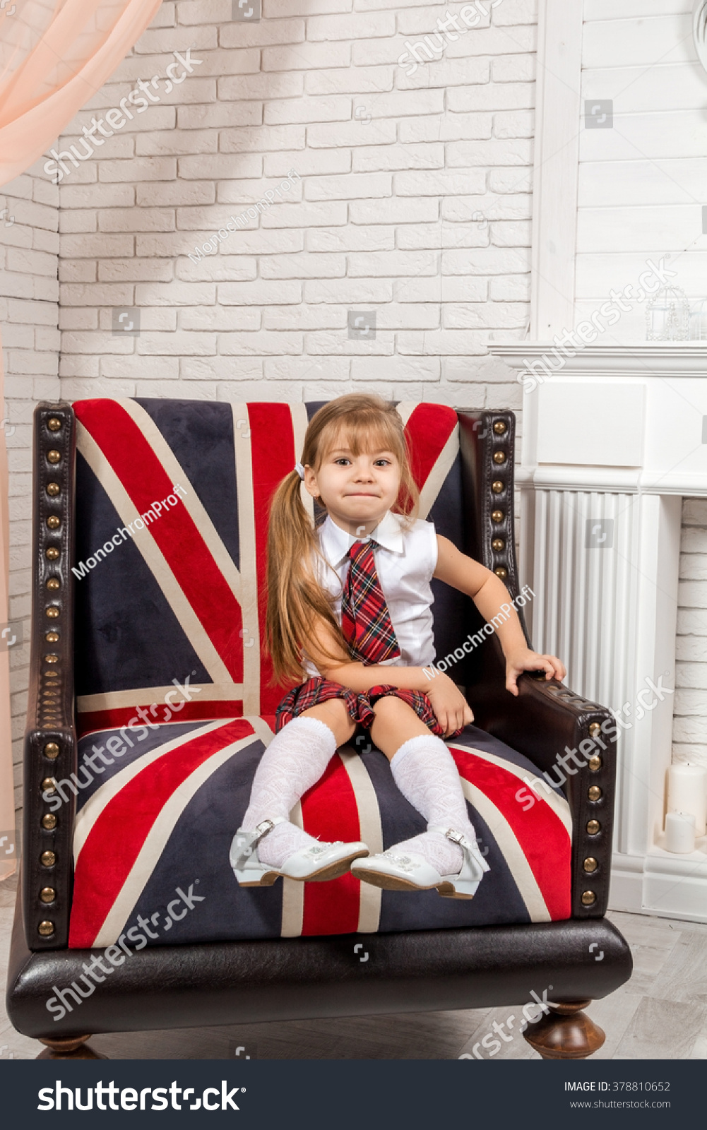 Ребенок с английским флагом