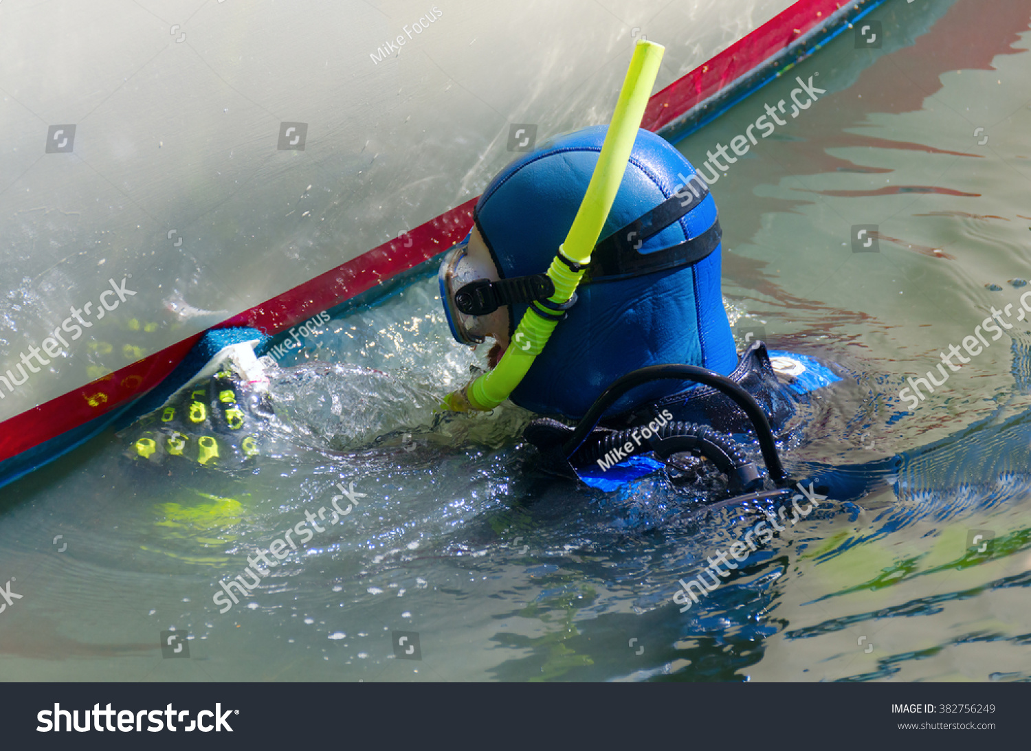 62 Scuba Tank Cleaning Images, Stock Photos & Vectors | Shutterstock